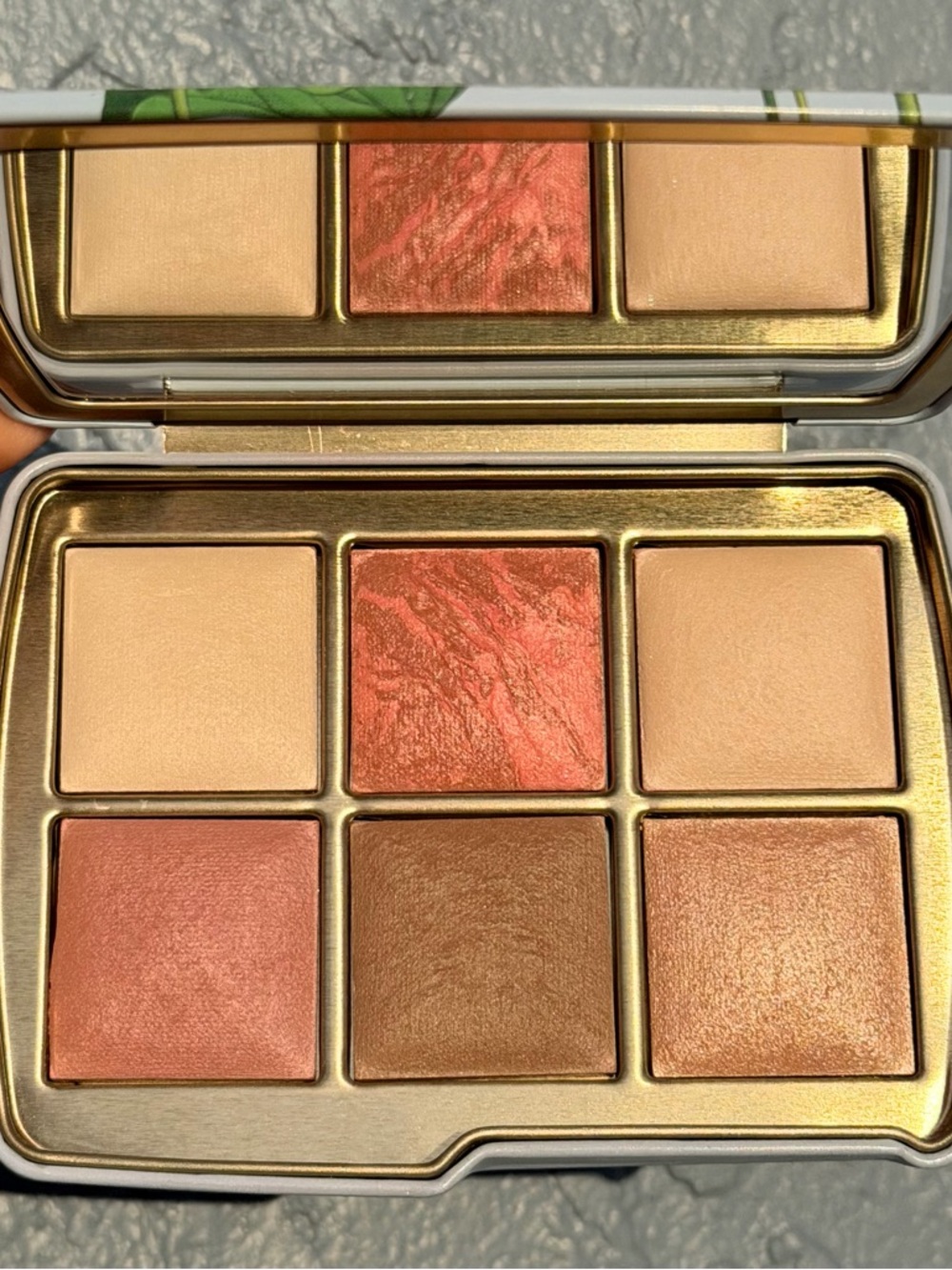 Hourglass Radiant Face Palette — Peach, Coral, Bronze, Champagne